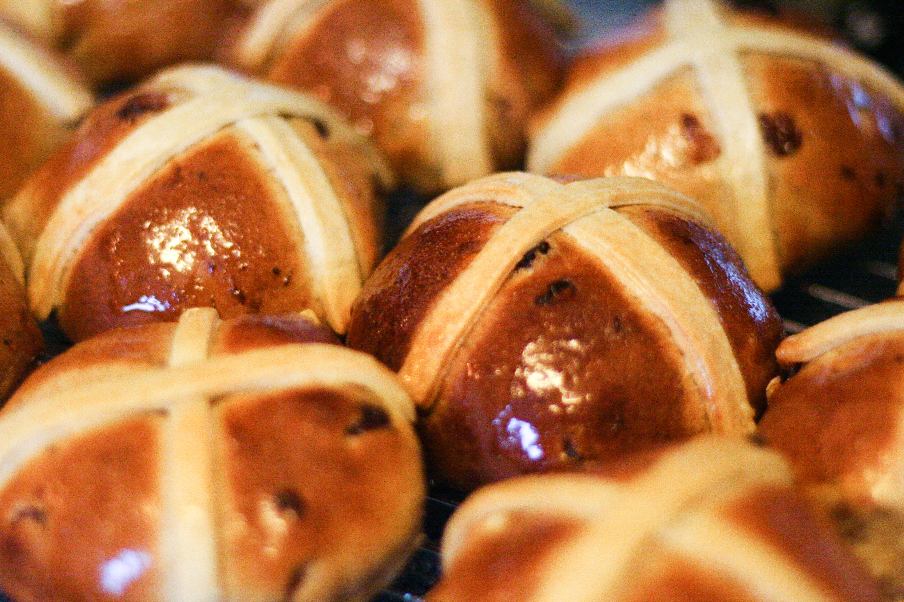 Булочки попы. Крестовые булочки hot Cross buns. Hot Cross buns в Великобритании. Крестовые булочки в Англии. Крестовые булочки к Пасхе.